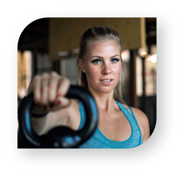 Coach Johanna is holding a kettlebell in her hand.